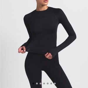 NikeSKIMS Airy
Women's Long-Sleeve Crew-Neck Top